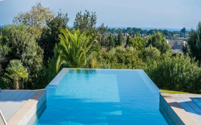 Spacious Villa With Infinity Pool