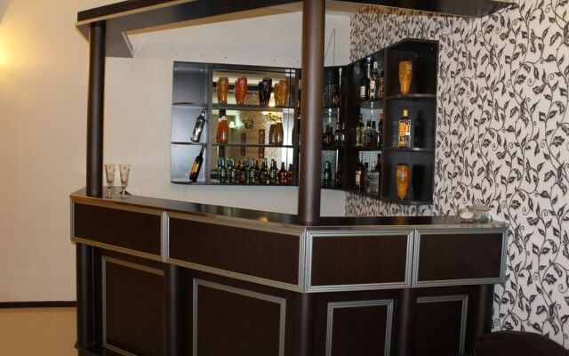 Avand Hotel