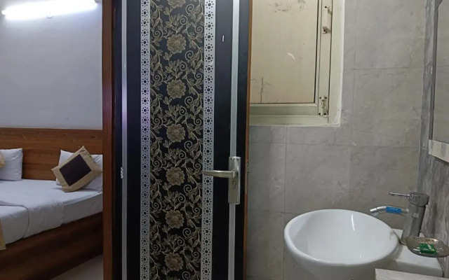 OYO 16721 Divine Hotel