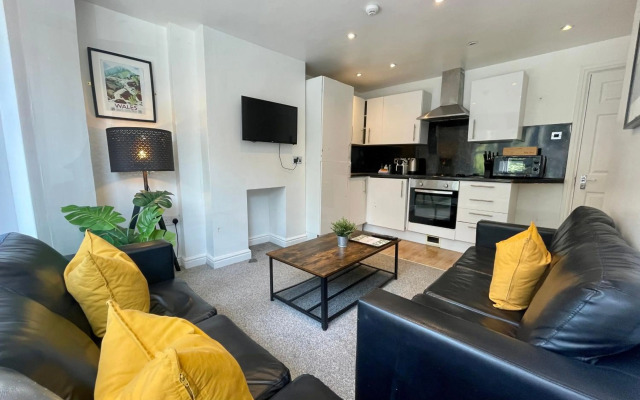 6 Person, 4 Bedroom Light, Warm & Modern Apartment