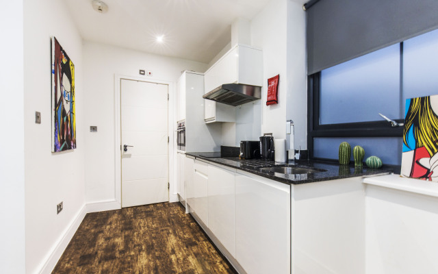 Fast WiFi | 8' tube | £8 parking