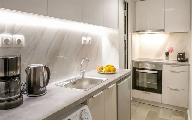 Waikiki Studio in the center by GHH