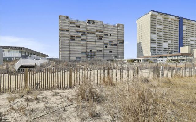 Beach Hollow 425 Lekites Ave by Long & Foster