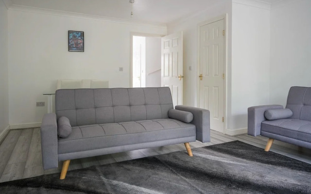 House-sleeps7-parking-garden-sportschannels