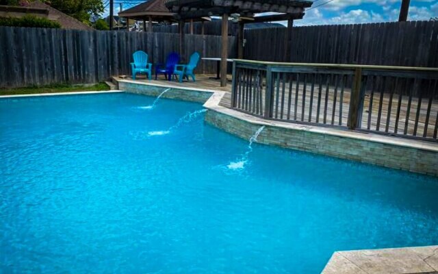 4Bdrm 3.5Bath 8Beds - Pool House