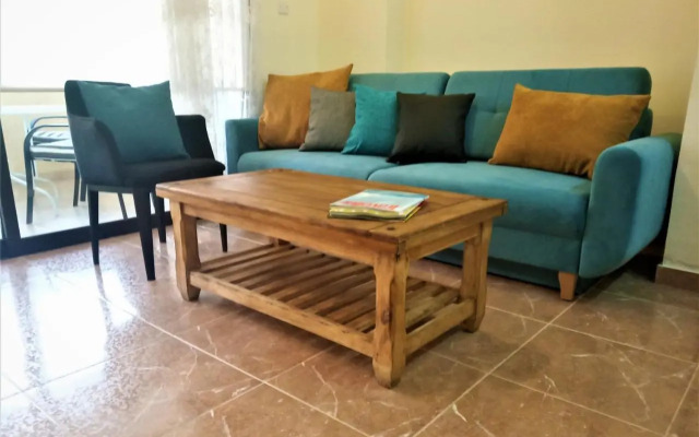 Queens Gardens suite by the sea, pool and mall