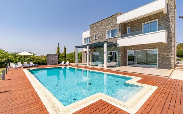 Villa Dione by Ezoria