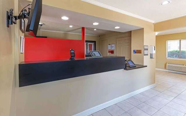 HomeTowne Studios & Suites by Red Roof Greensboro