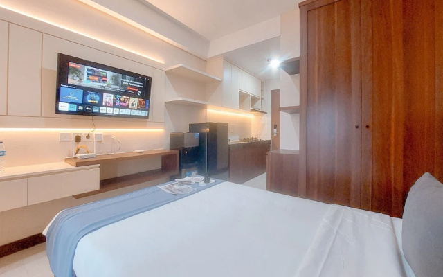 Minimalist And Warm Studio Apartment At B Residence – Guest Rooms – Legok