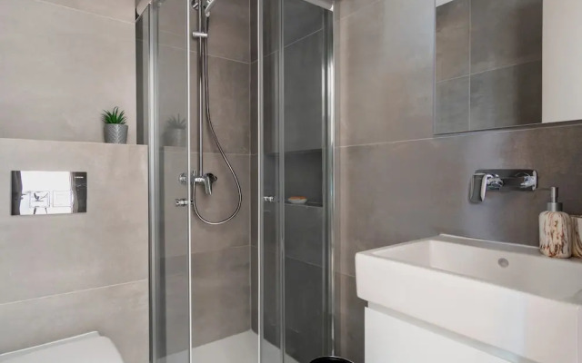 Sanders River Plaza Nice 3 Bedroom Apt w Terrace