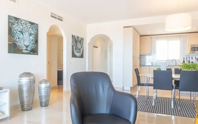 Pool Apt Calahonda 2 With Sea View