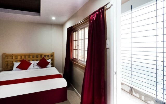 OYO 240 Country Artist Hotel