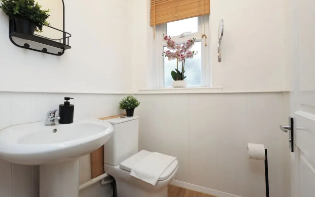 Cardiff Guesthouse & On-Street Parking