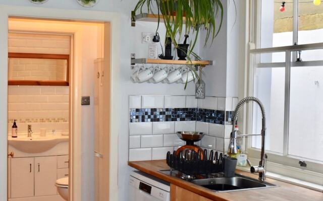 Spacious 1 Bedroom Flat Near The Beach