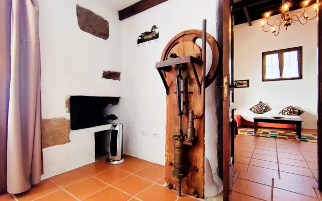 Great Rural House With Barbecue in Lanzarote Style