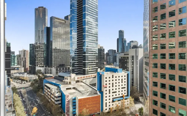 Executive Unit With Pool and Gym Near Riverfront