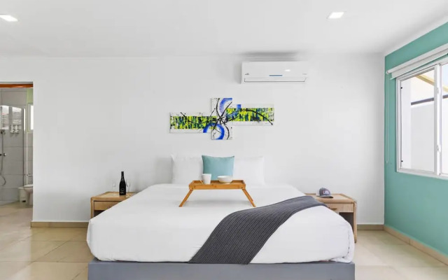Brand NEW Central Modern Ground Studio With Pool