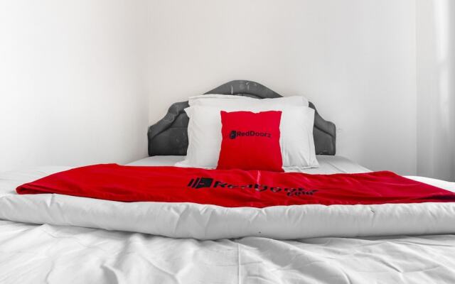 RedDoorz Plus @ Gunungsari Surabaya