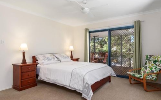 12 Ibis Court Highset Beach House With Natural Bushland Gardens And Covered Decks – Guest Rooms – Rainbow Beach
