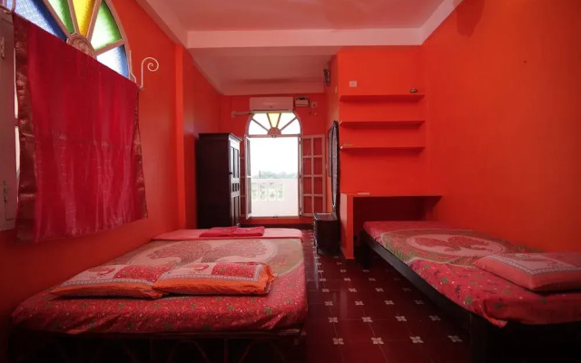 Holi-Wood Guesthouse