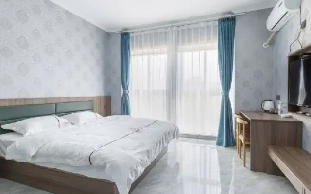 Maple Leaf Light Luxury Hotel