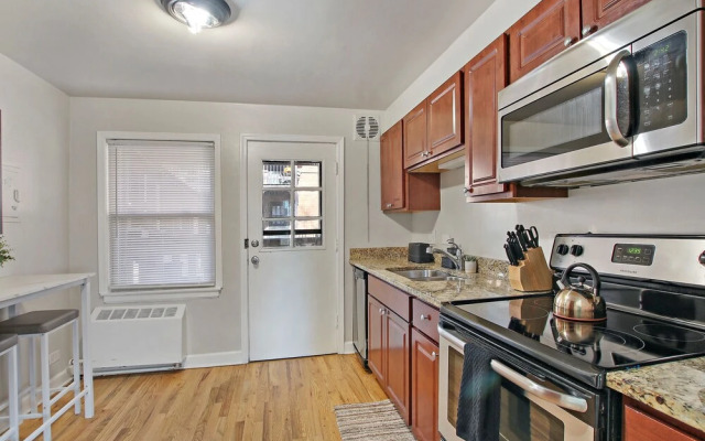 1BR Roomy Apartment in Bowmanville