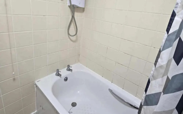 Milton Keynes - Sleeps 6 - Free Parking