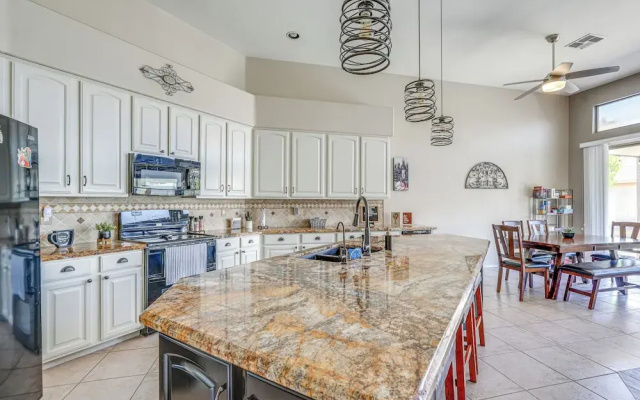 Private Pool & Patio: Family Retreat in Mesa