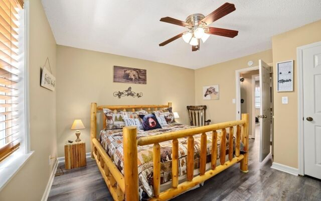 Strollin' Bear 3 Bedroom Home by RedAwning