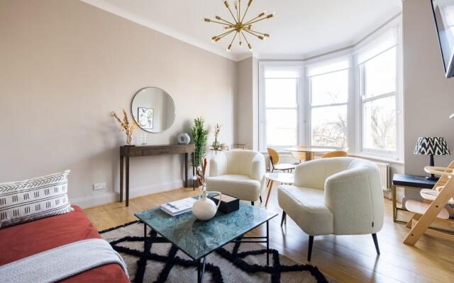 The Ealing Escape - Elegant 2BDR Flat With Parking