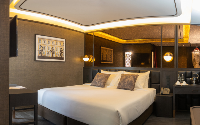 The Gravitique Hotel Khaosan