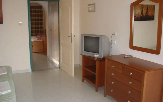 Lyristis Dinos Studios & Apartments