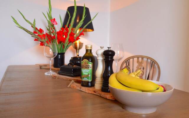 2 Bedroom Flat With Views of Holyrood