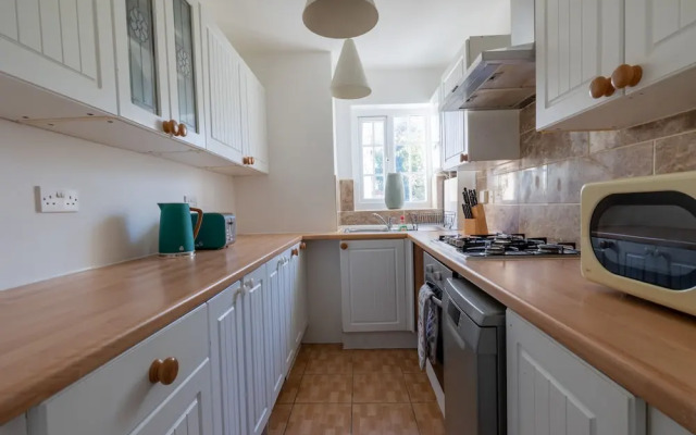Captivating 4-bed House in Dartford