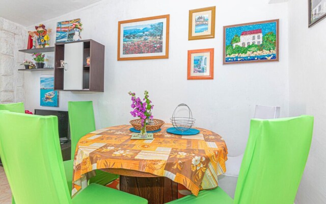 Nice Apartment in Grebastica With Wifi and 2 Bedrooms