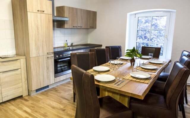 Courtyard View - Manor by the Lake