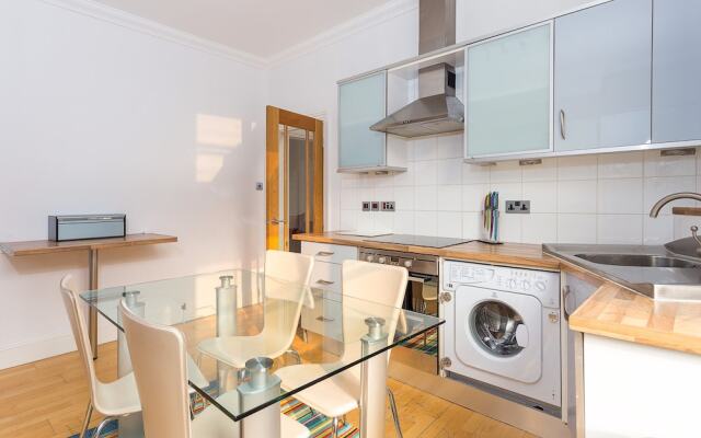 A Bright &Spacious 2 Bed Apt in West Kensington