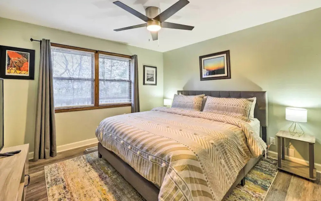 Holiday Island Home: Mountain View + Hot Tub!