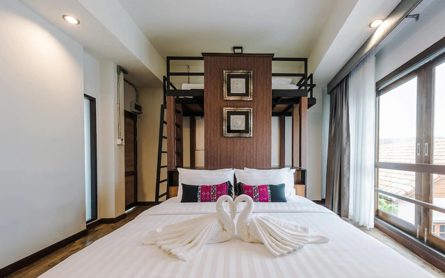 33 Poshtel