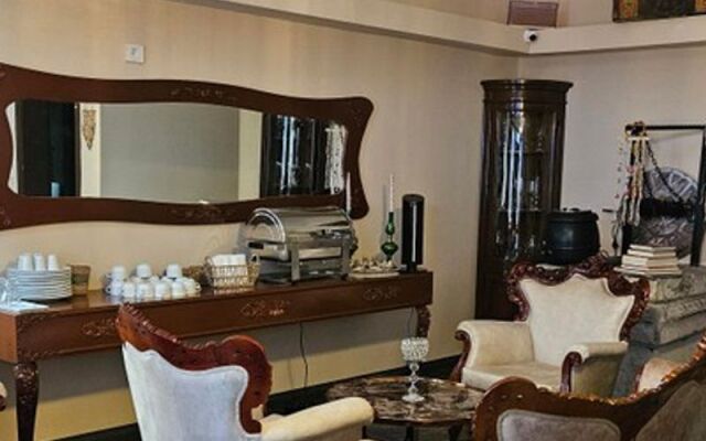 Loost Town Inn Hotel