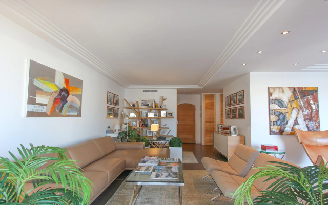 Spacious Holiday Home With hot tub