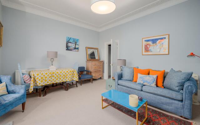 Charming Flat in Leafy West London by Underthedoormat