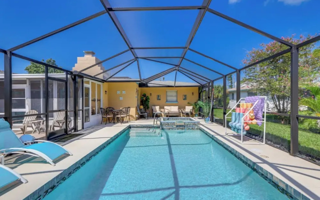 Sunny + Alluring Englewood Retreat w/ Dock!