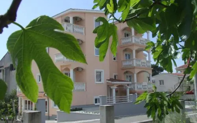 Rooms and Apartments Ana