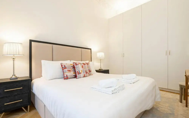 Beautiful Belgravia Apartment by Underthedoormat