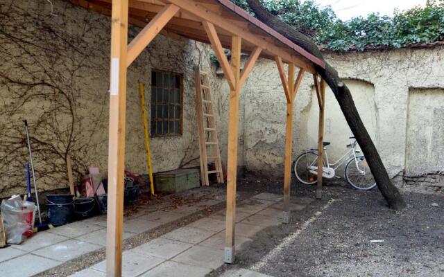 House With Courtyard & Parking Close To Stadtpark