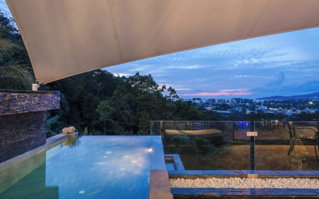 4BRHilltop Villa Pool Views Jacuzzi V203