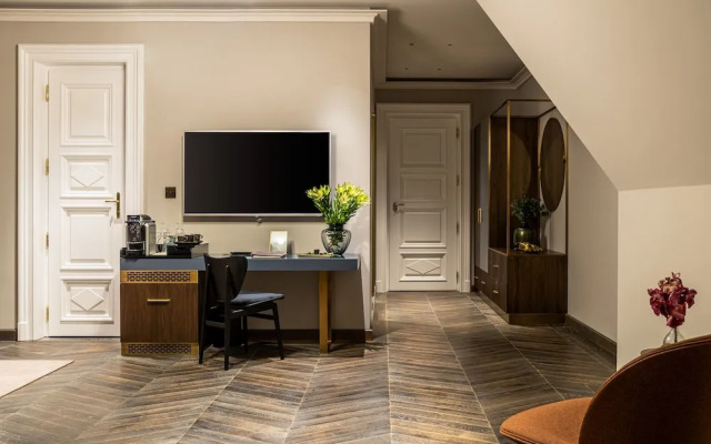 Botaniq Castle Of Tura