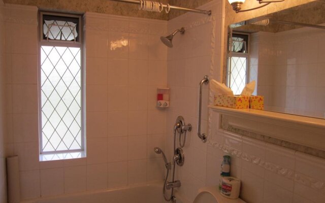 Heathergate Cottage and Suites