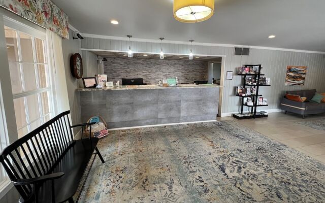 Sunday House Inn and Suites